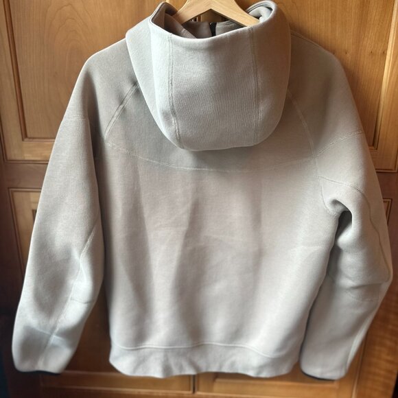 NIKE Tech Sweatshirt - Picture 2 of 3